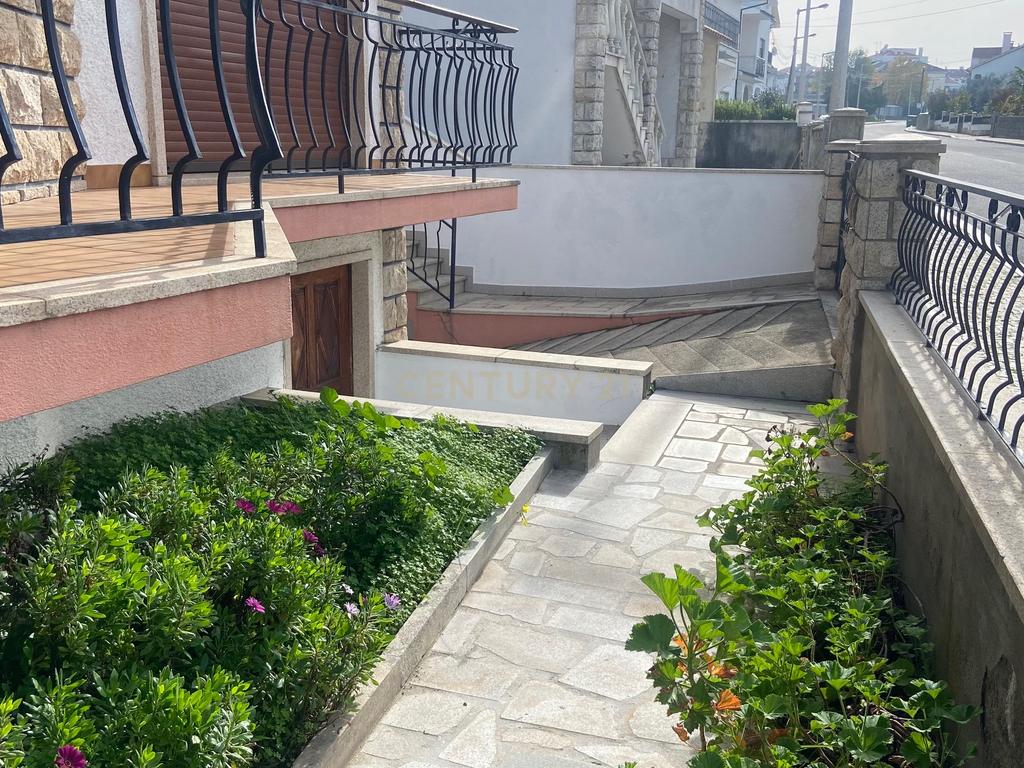 Moradia localizada em zona central da vila de Alcains - Castelo Branco - Image 7