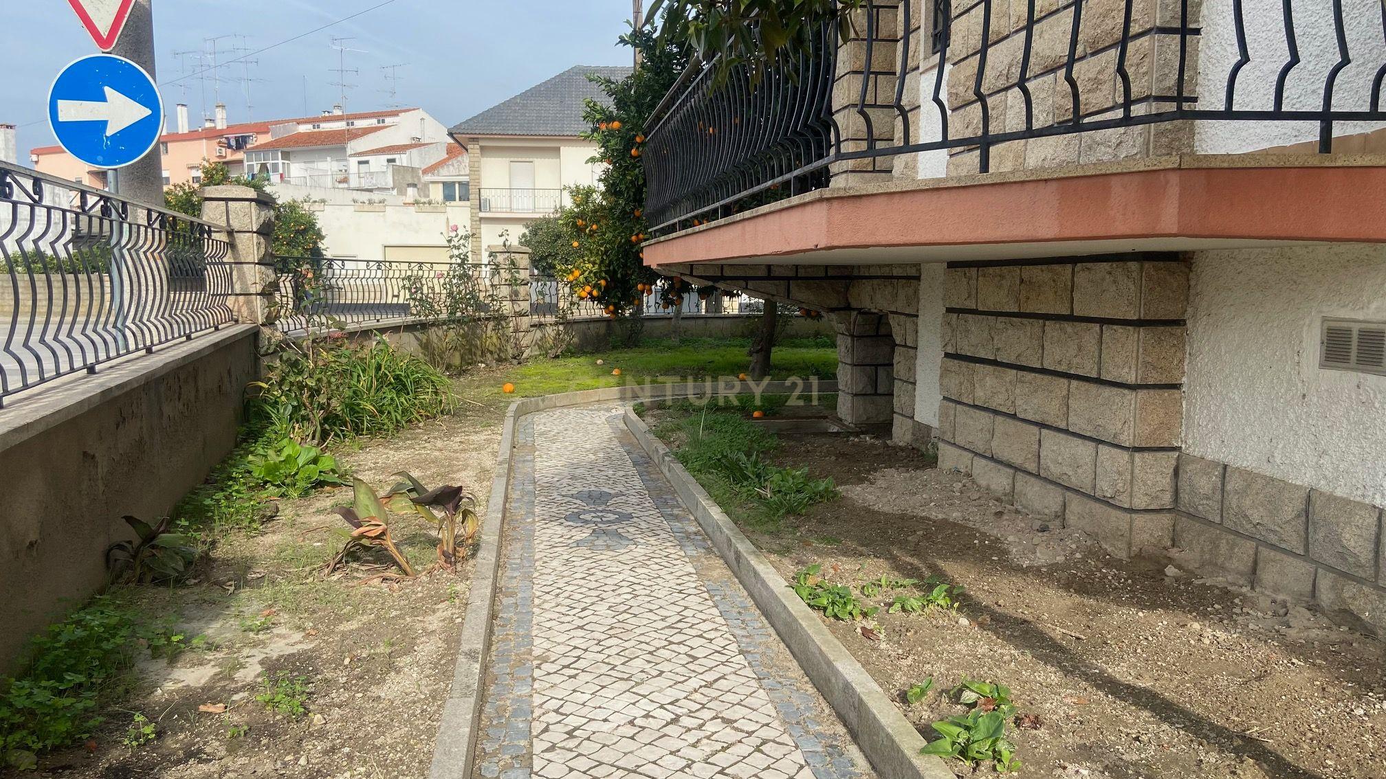 Moradia localizada em zona central da vila de Alcains - Castelo Branco - Image 9