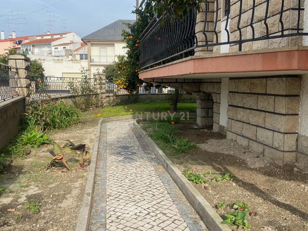 Moradia localizada em zona central da vila de Alcains - Castelo Branco - Image 9