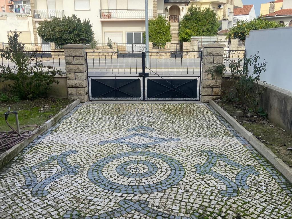 Moradia localizada em zona central da vila de Alcains - Castelo Branco - Image 8