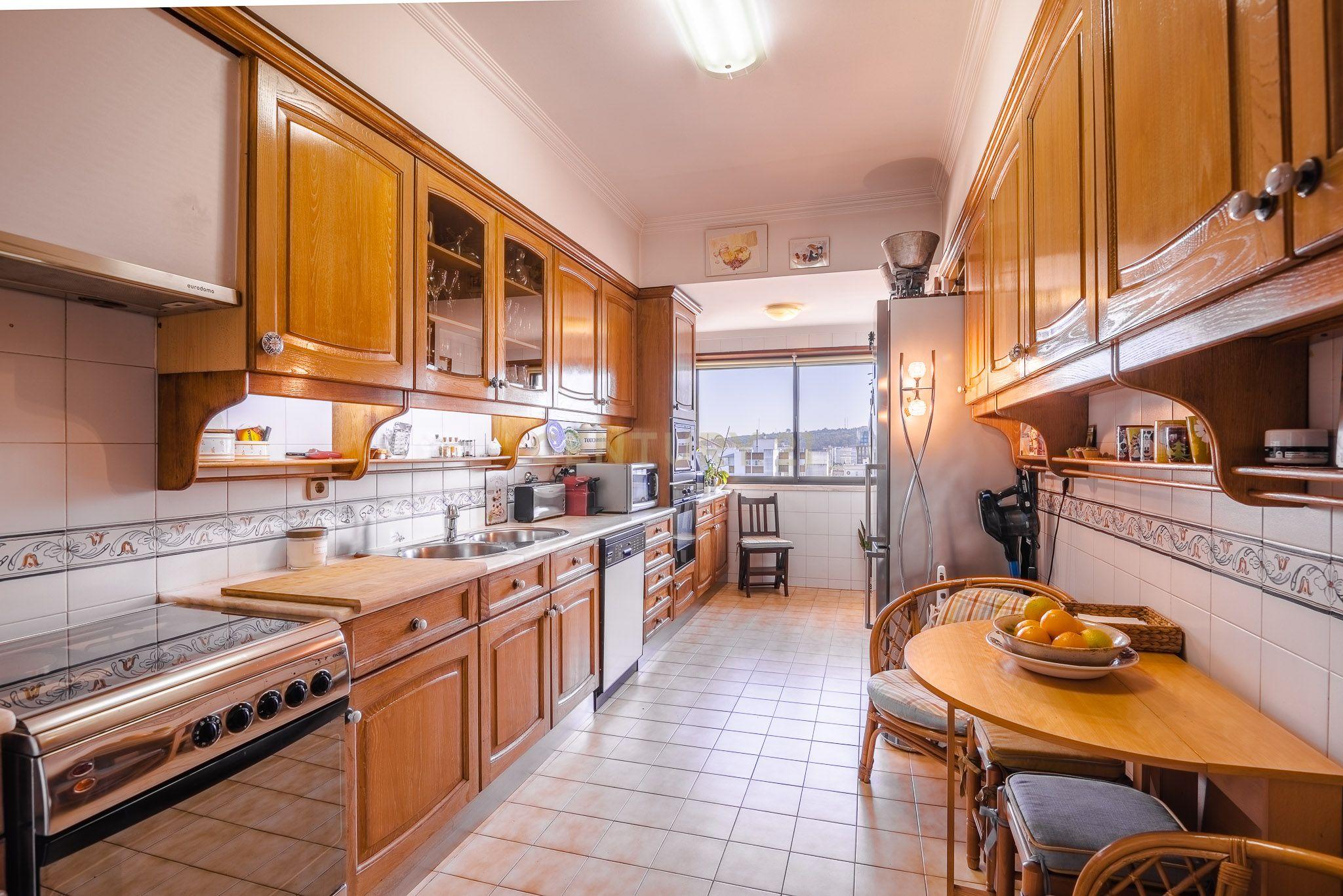 Apartamento T3 Carnide com 2 lugares de garagem - Image 27