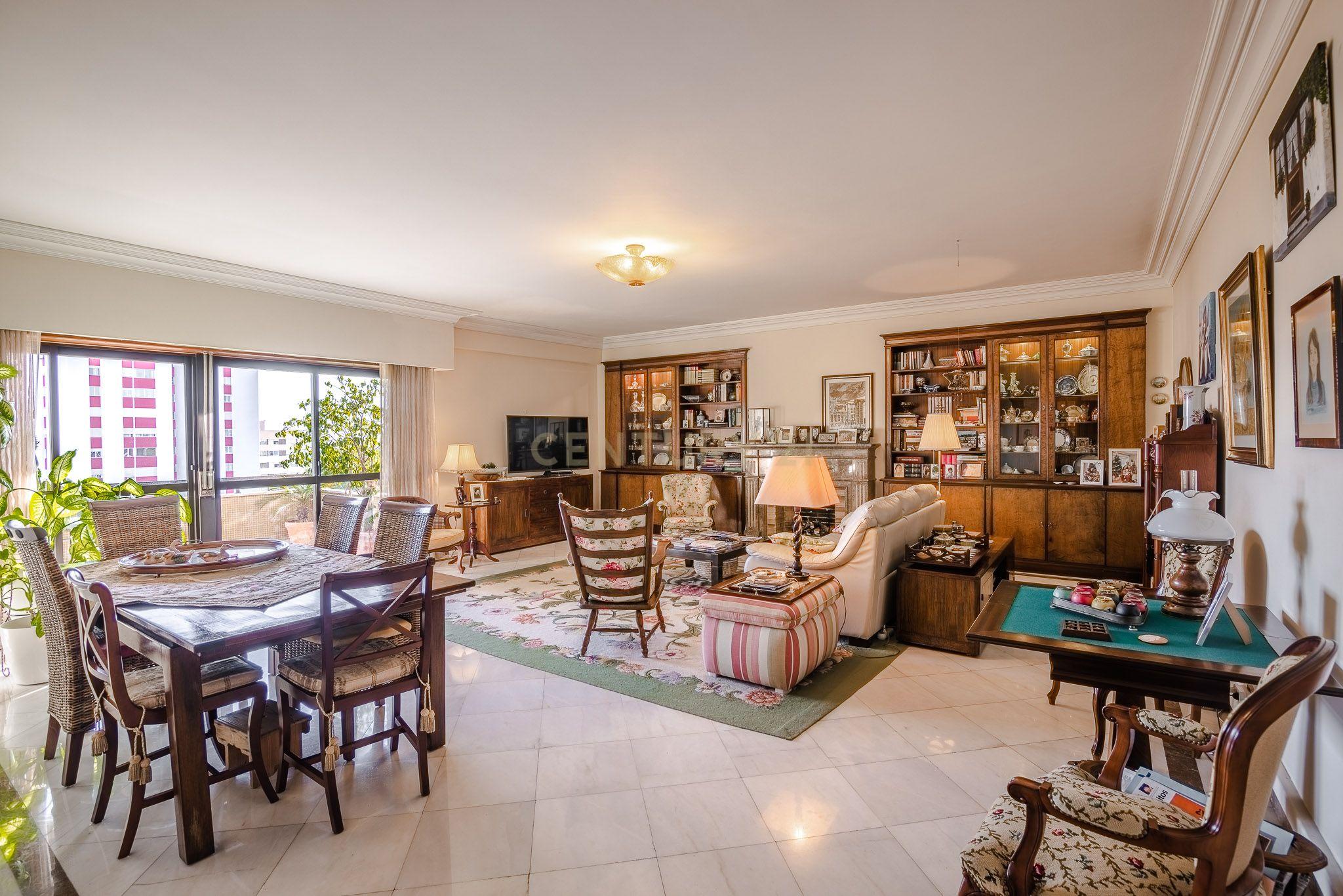 Apartamento T3 Carnide com 2 lugares de garagem - Image 12