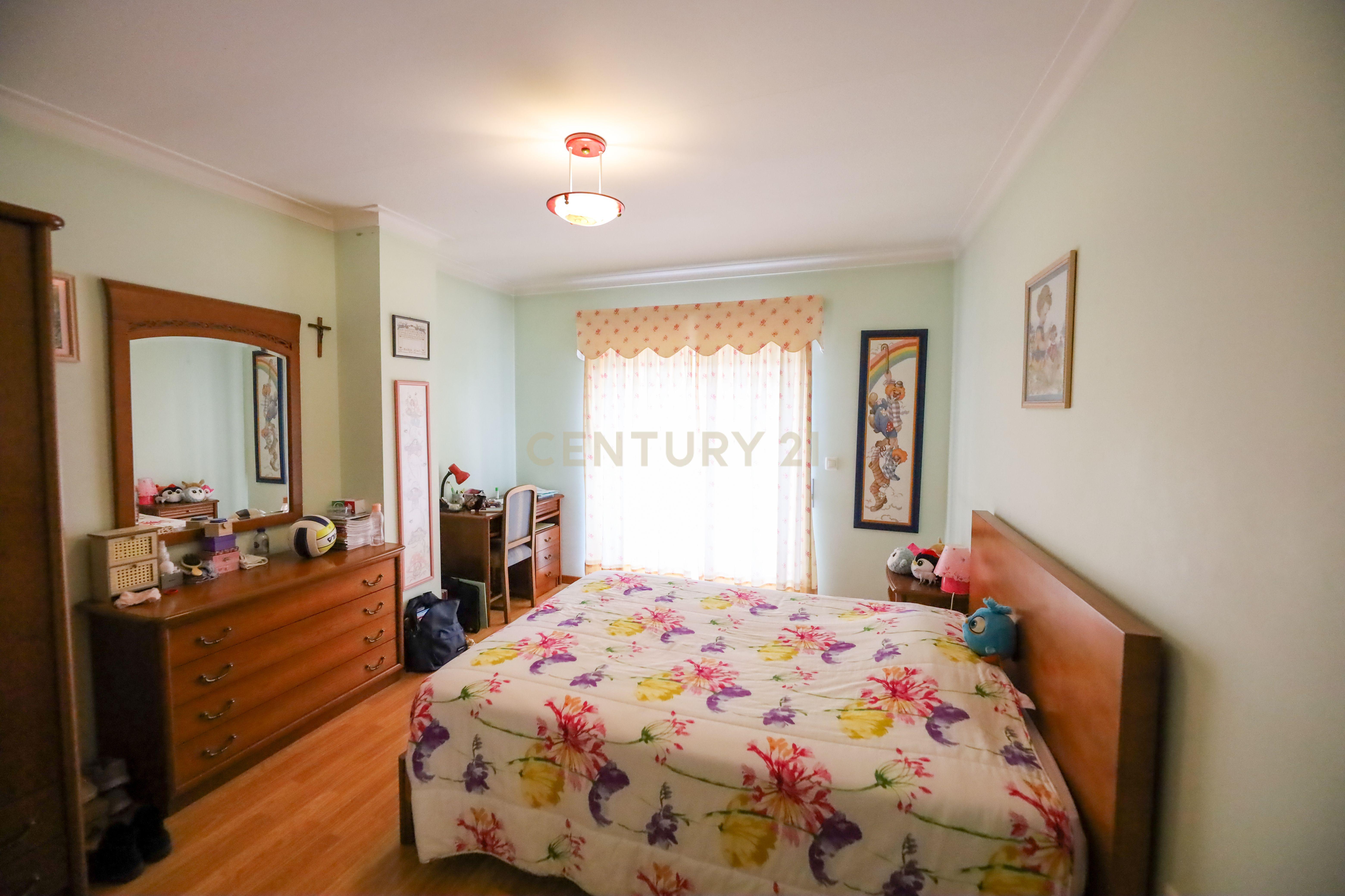 Moradia T4 de gaveto - Image 11