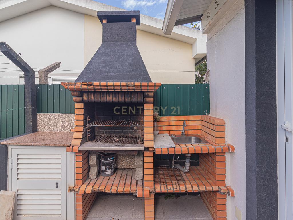 Moradia isolada T3 à venda na rua Zéca Afonso Aroeira - Image 8