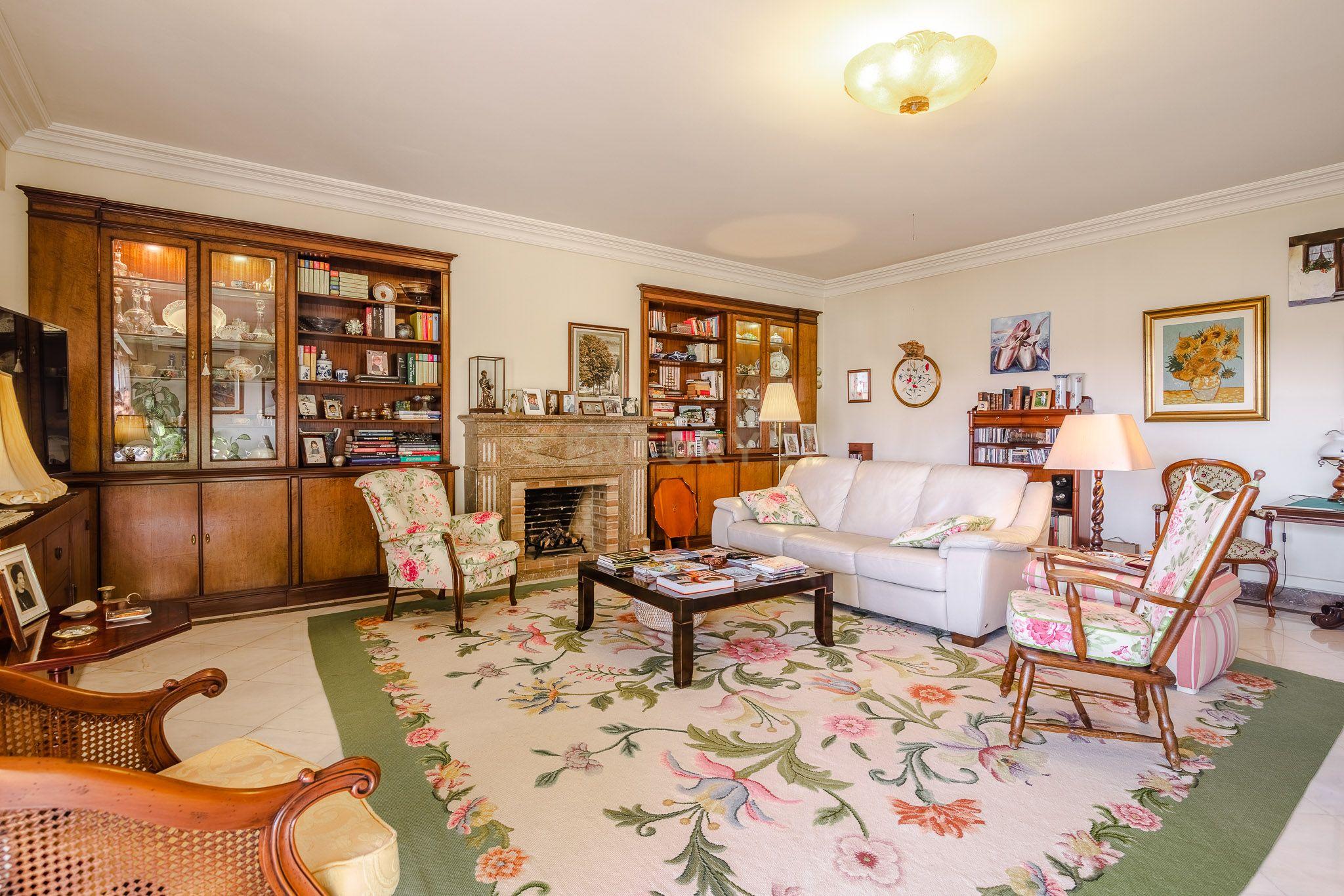 Apartamento T3 Carnide com 2 lugares de garagem - Image 11