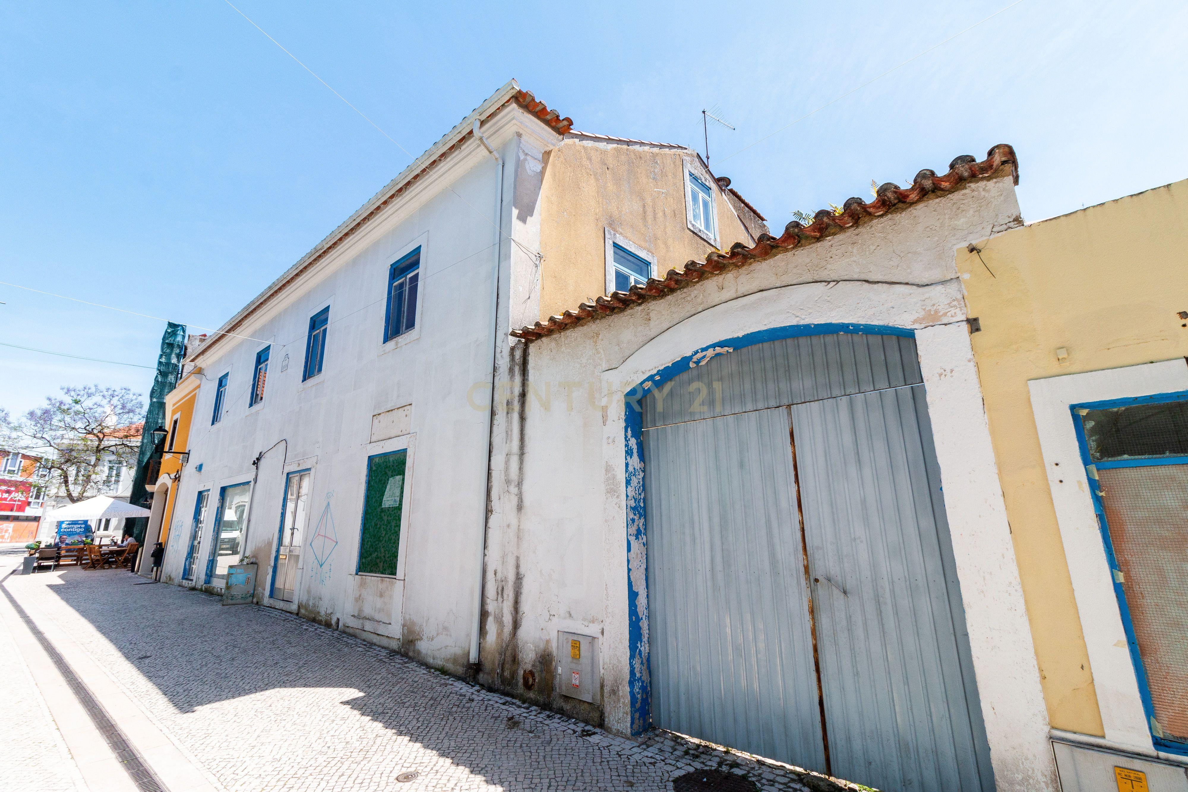 Edifício no Centro Histórico de Marinha Grande, habitação e comércio - Image 2