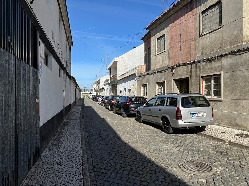 Prédio para remodelação no Entroncamento  junto à estação de comboios - Image 1