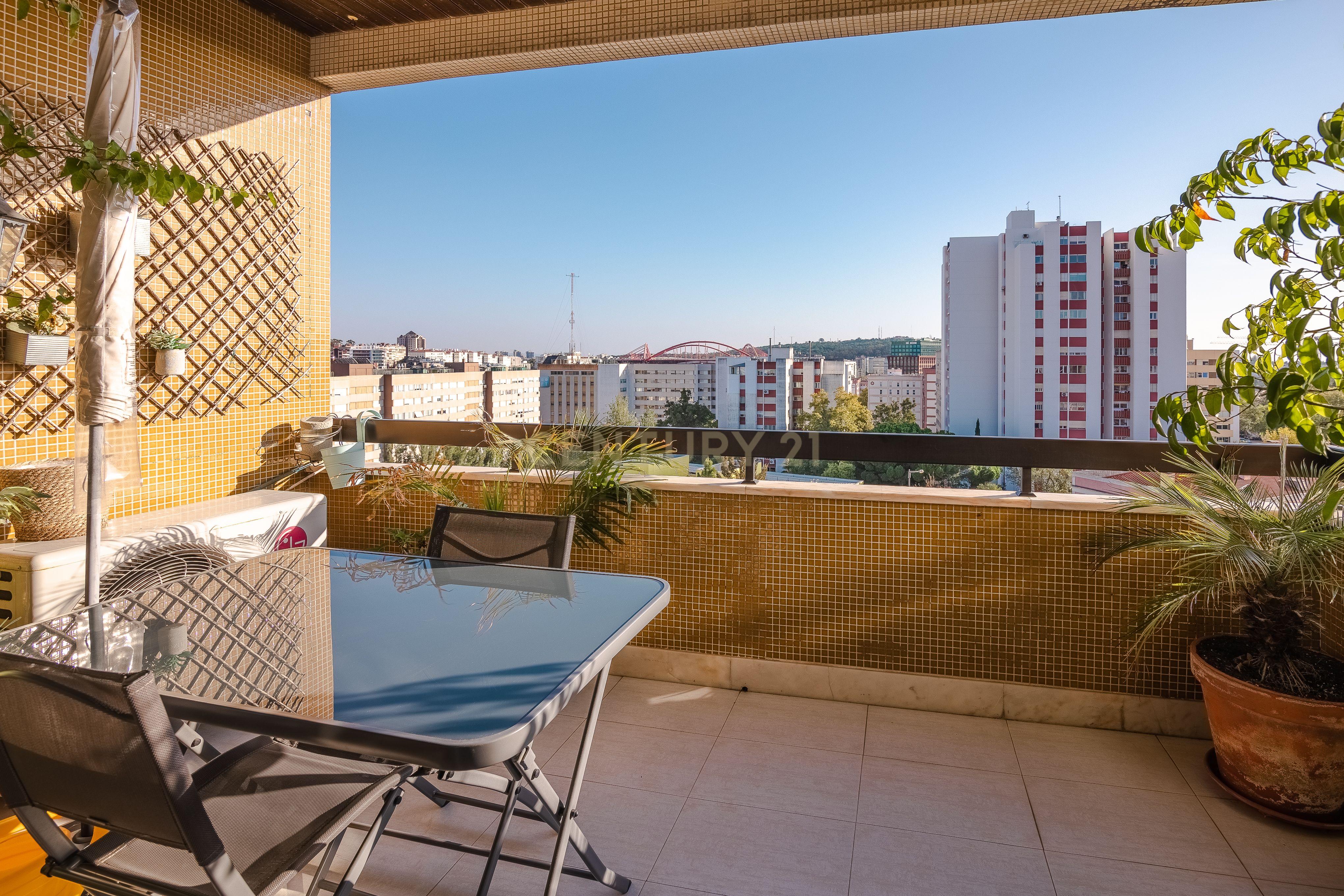 Apartamento T3 Carnide com 2 lugares de garagem - Image 2