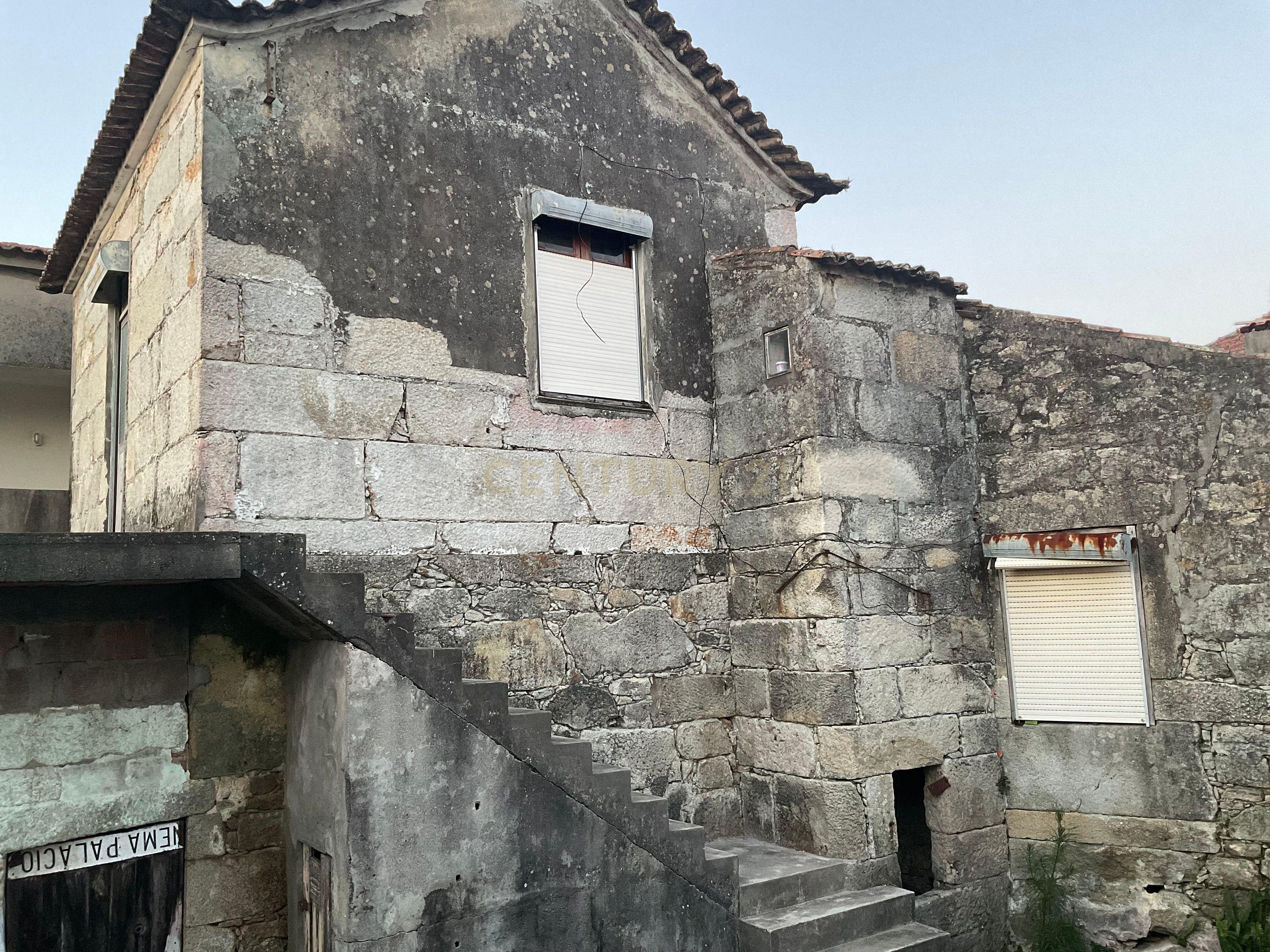 Moradia em Anha para restauro - Image 1