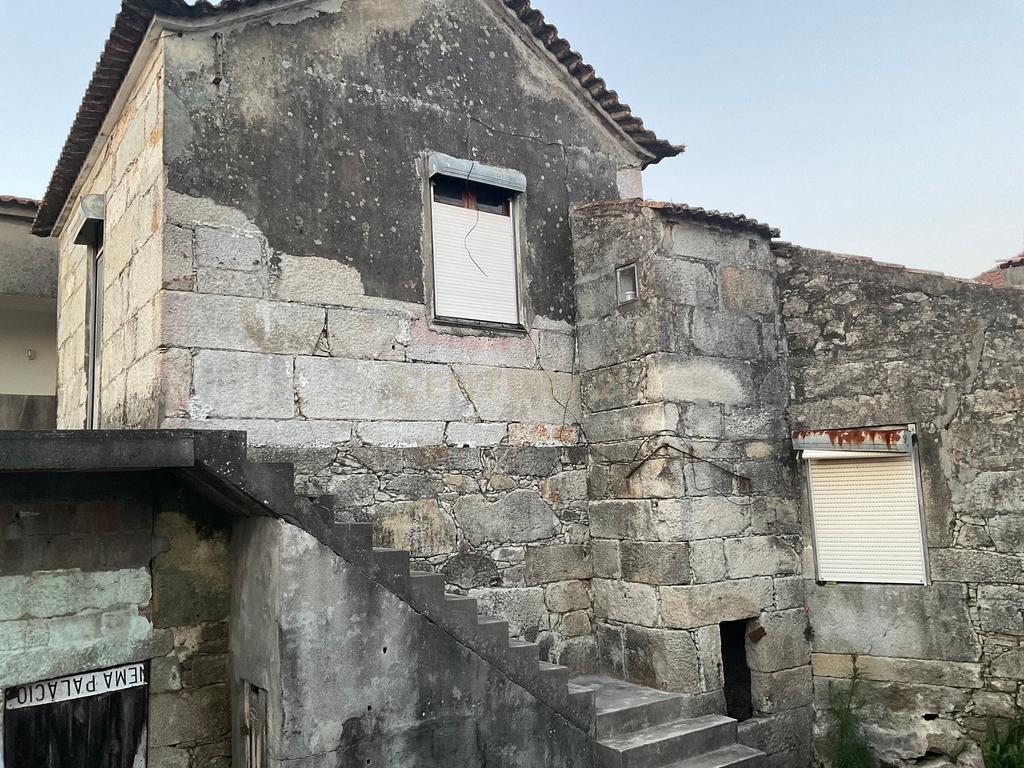 Moradia em Anha para restauro - Image 1