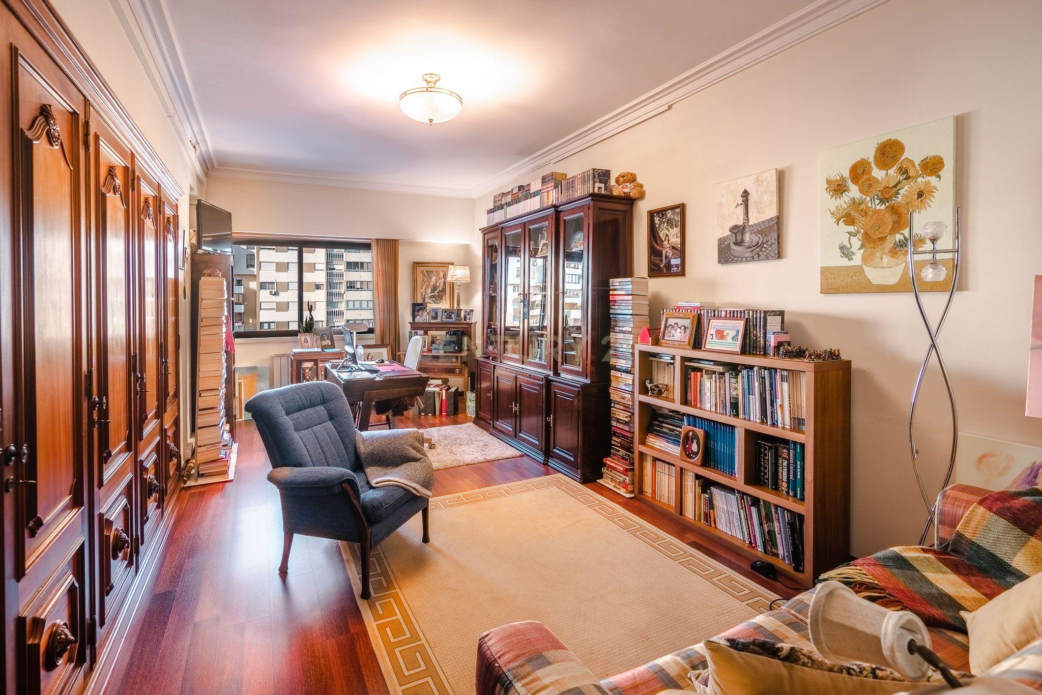 Apartamento T3 Carnide com 2 lugares de garagem - Image 14