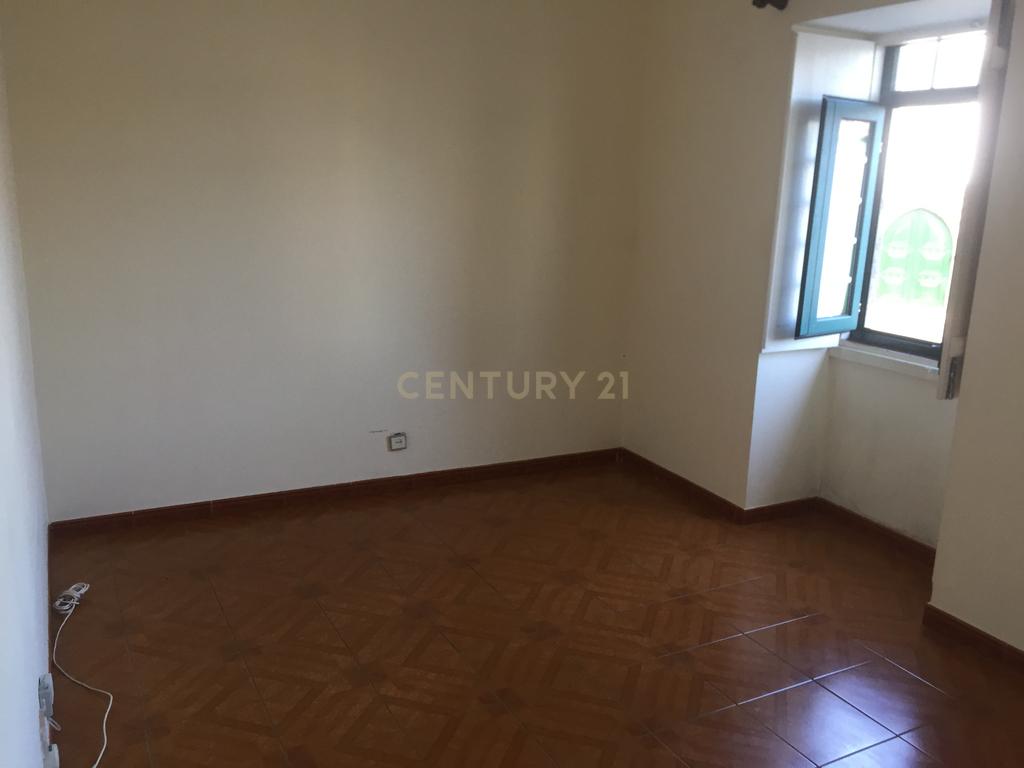 Moradia T4 em São Sebastião - Image 4