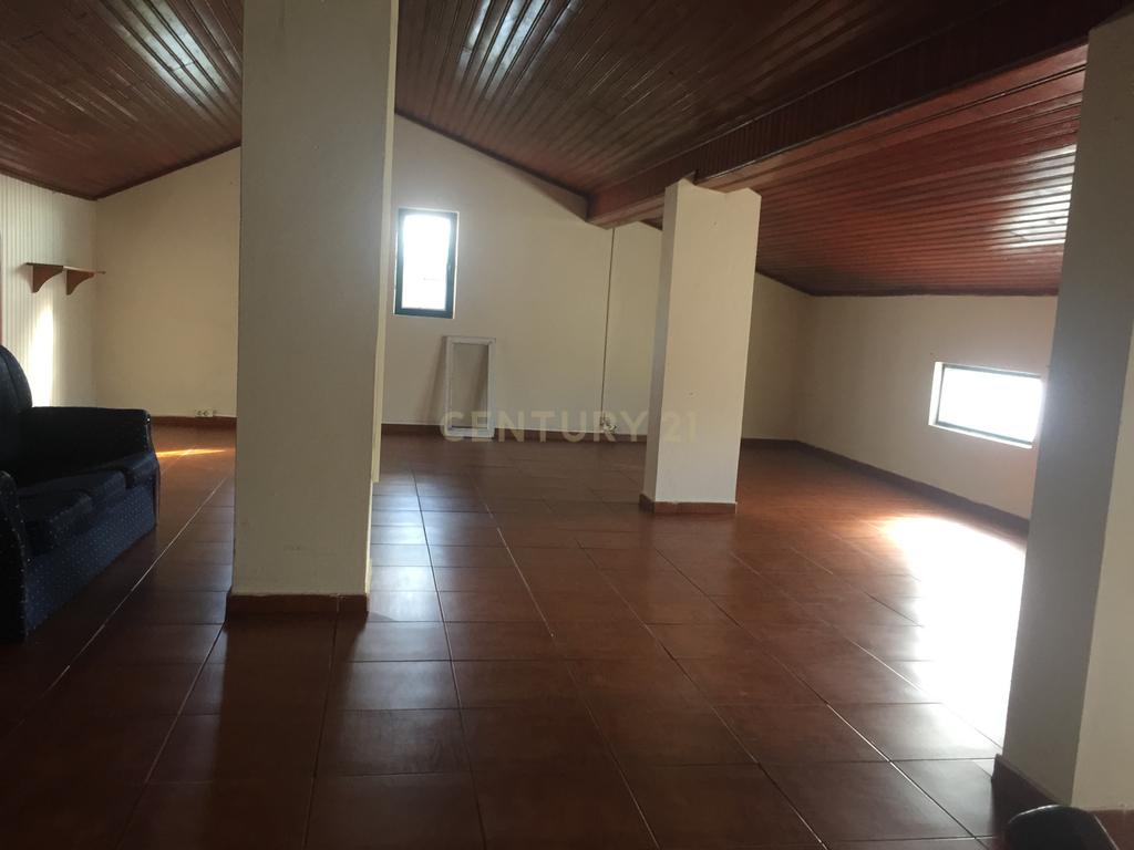 Moradia T4 em São Sebastião - Image 8
