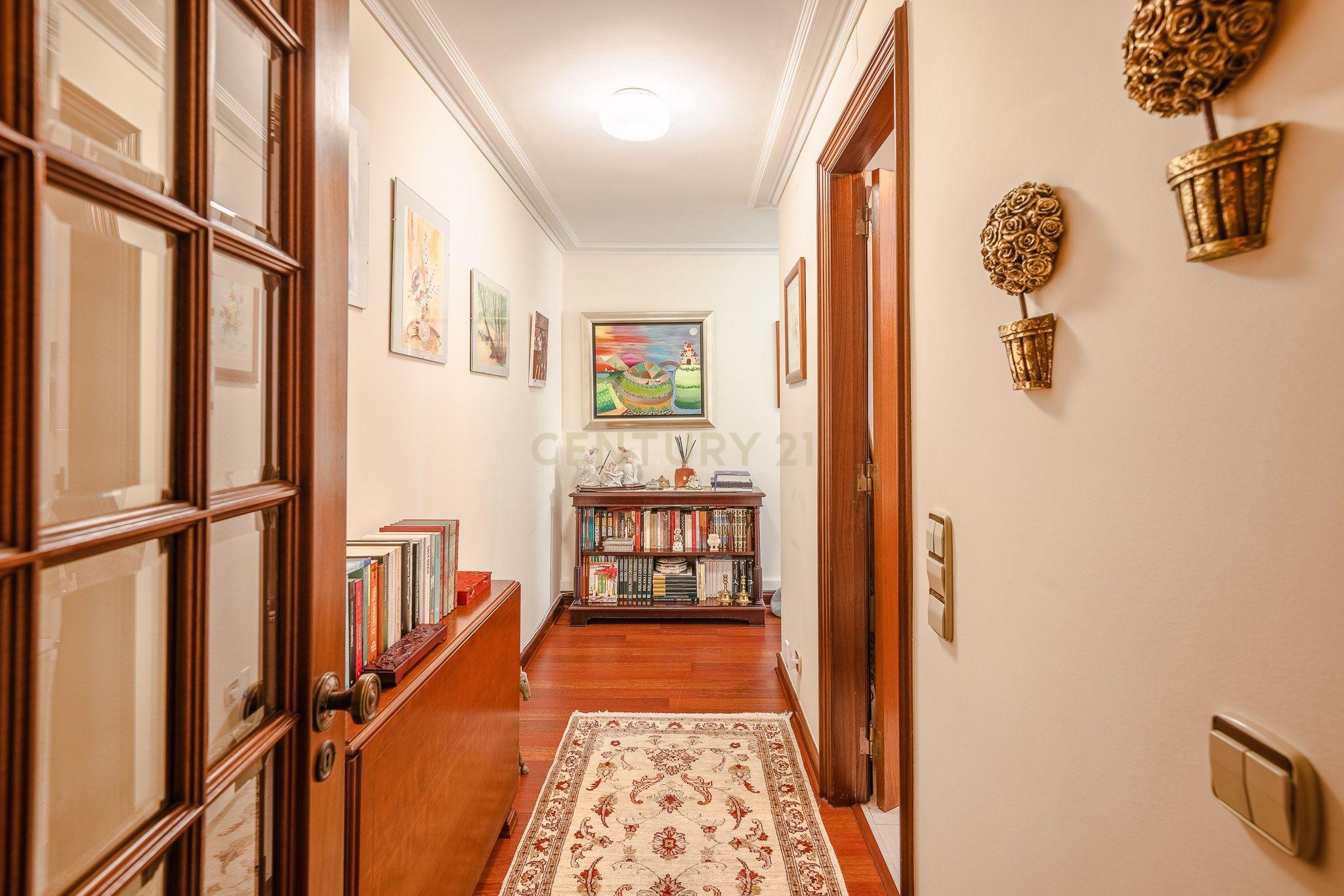 Apartamento T3 Carnide com 2 lugares de garagem - Image 15