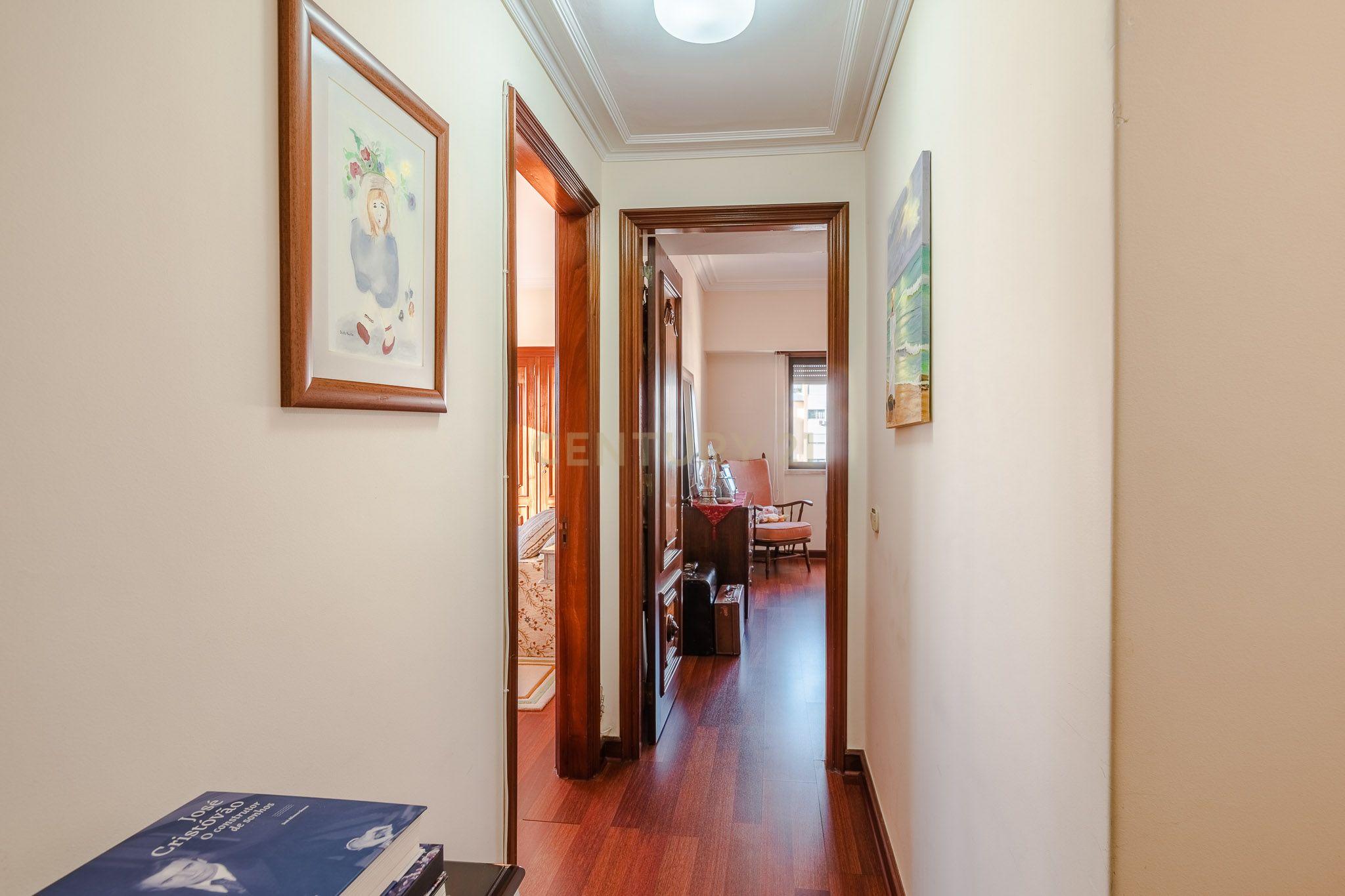 Apartamento T3 Carnide com 2 lugares de garagem - Image 16
