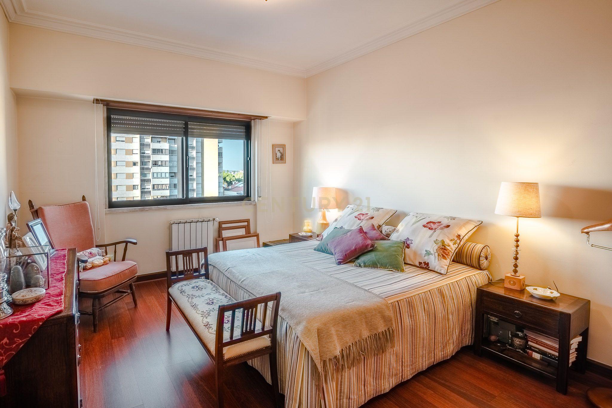 Apartamento T3 Carnide com 2 lugares de garagem - Image 23