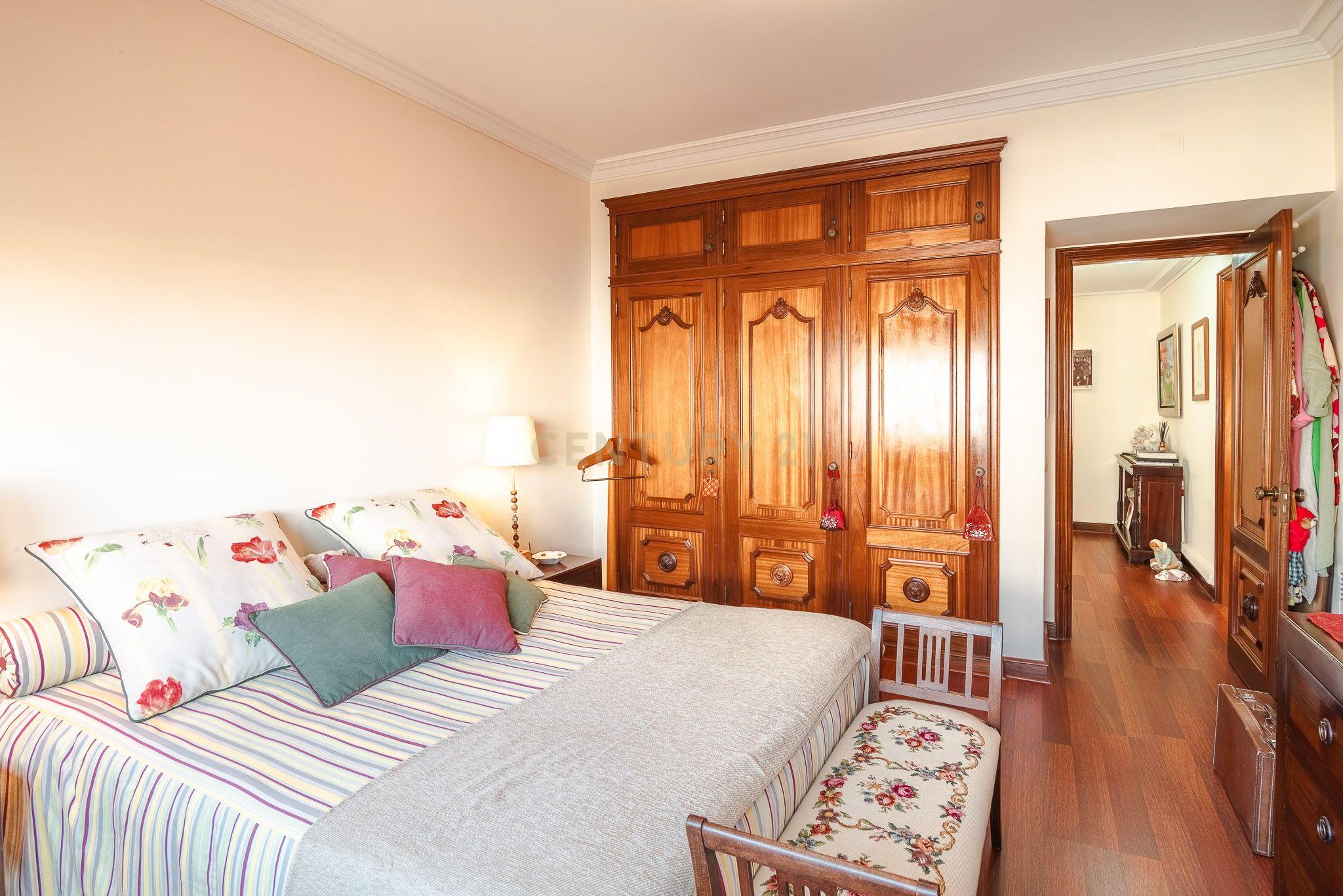 Apartamento T3 Carnide com 2 lugares de garagem - Image 24