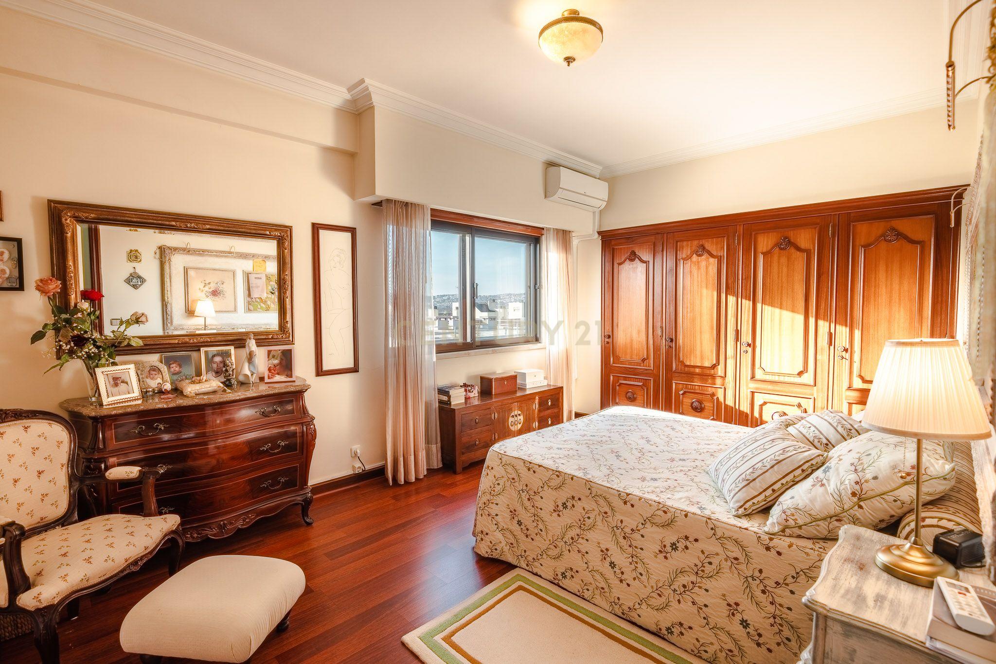 Apartamento T3 Carnide com 2 lugares de garagem - Image 17