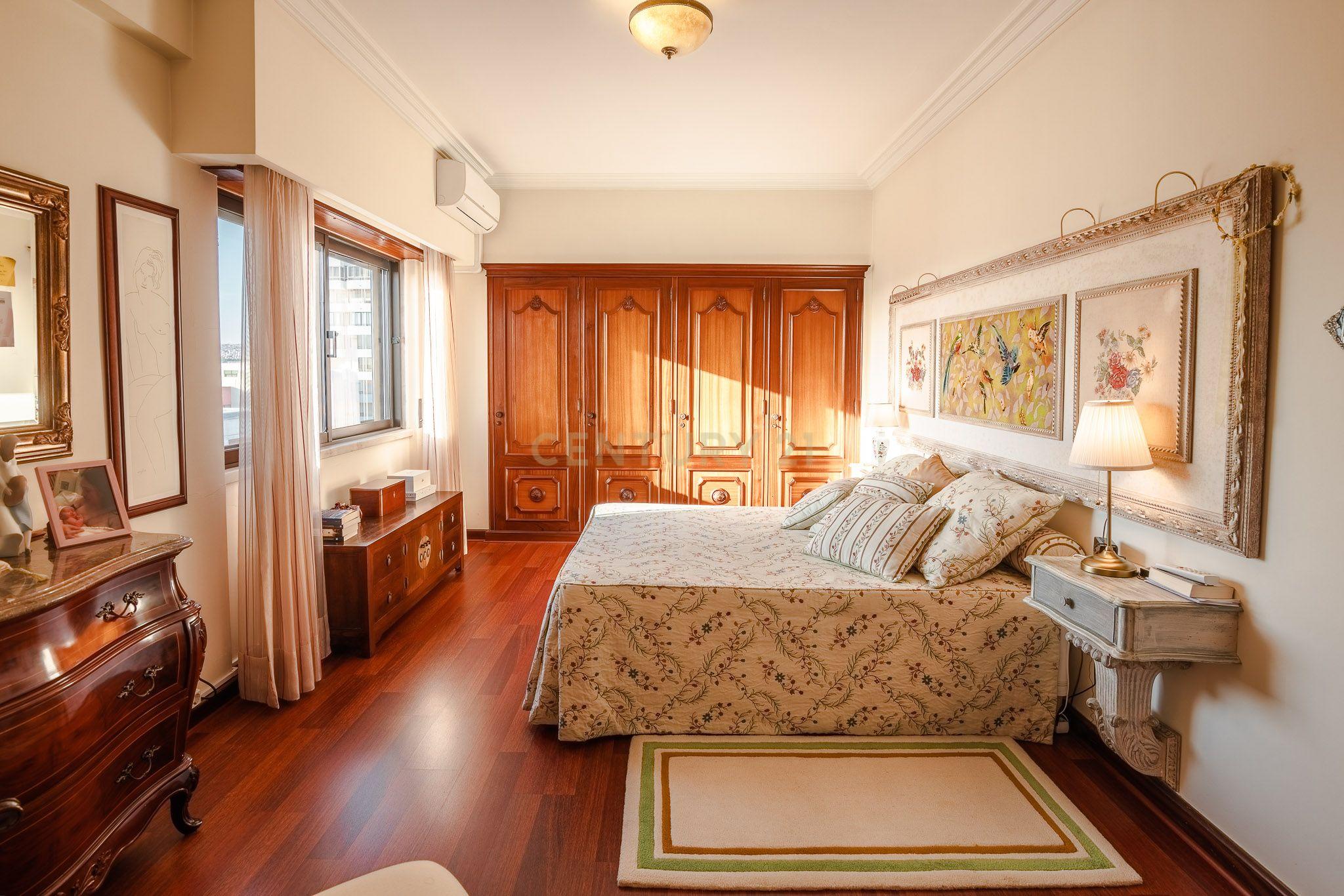 Apartamento T3 Carnide com 2 lugares de garagem - Image 22