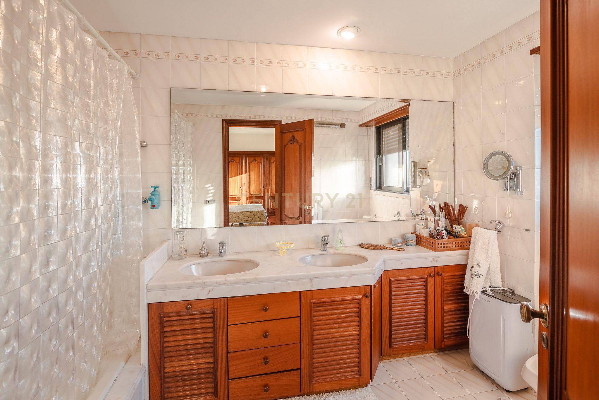 Apartamento T3 Carnide com 2 lugares de garagem - Image 20
