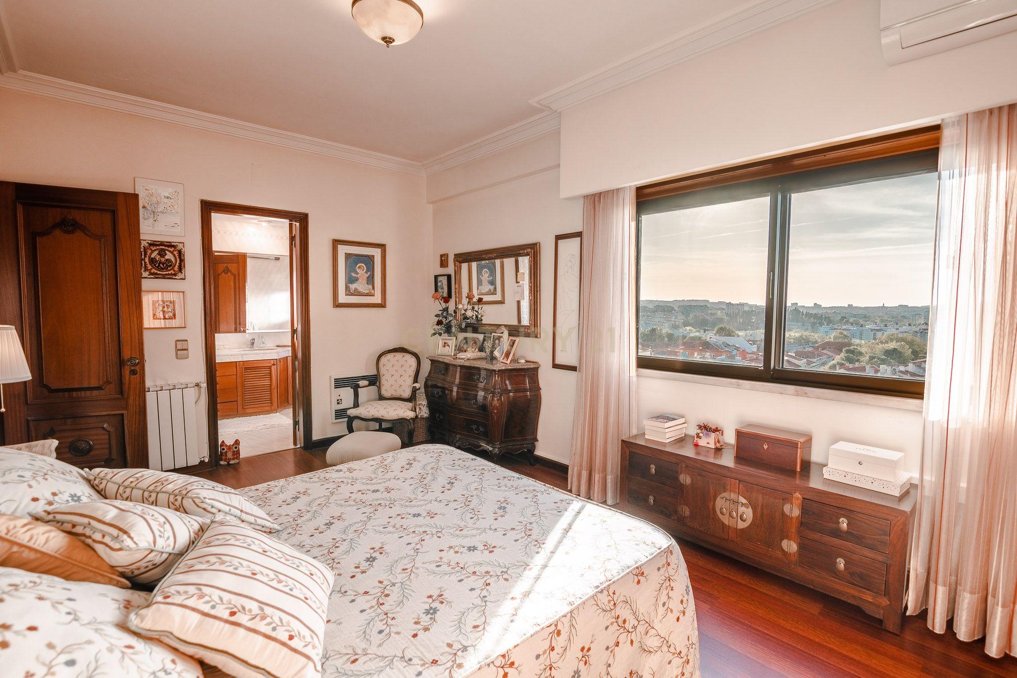 Apartamento T3 Carnide com 2 lugares de garagem - Image 19