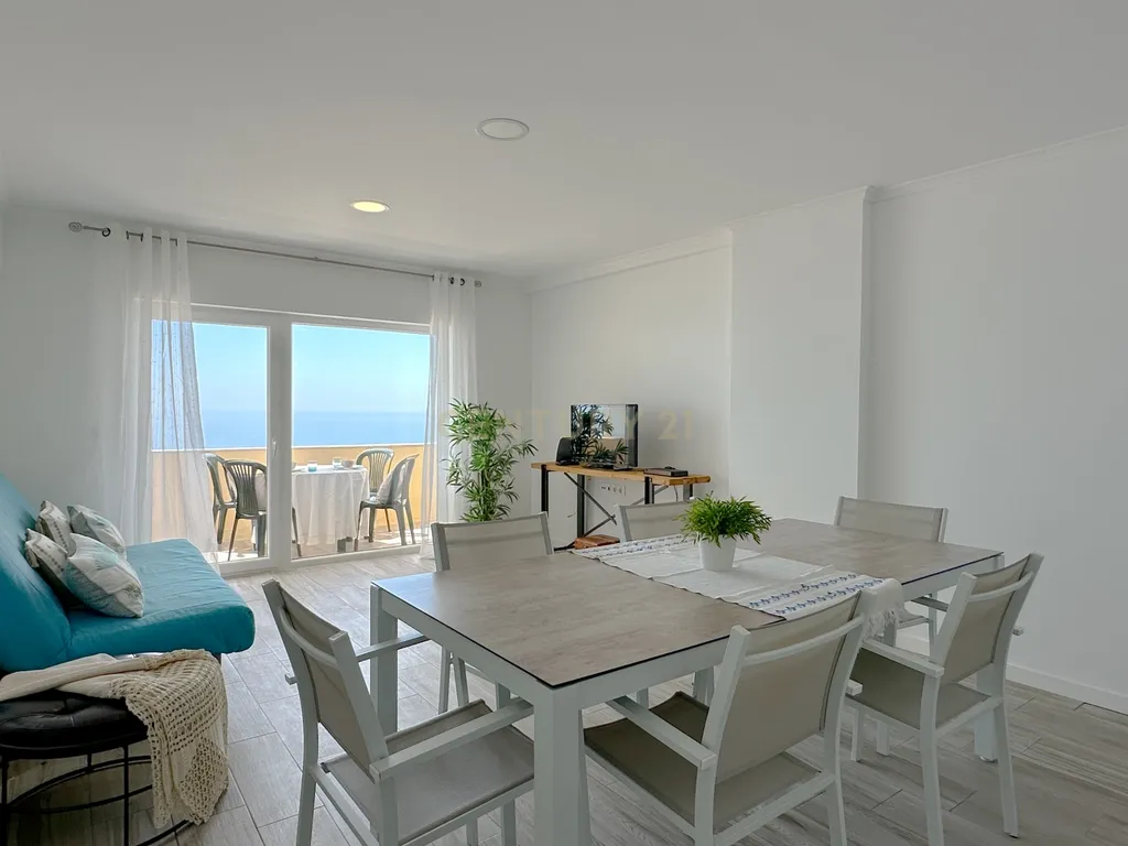 Apartamento T1, com Piscina, Parqueamento e Vista Mar - Image 1
