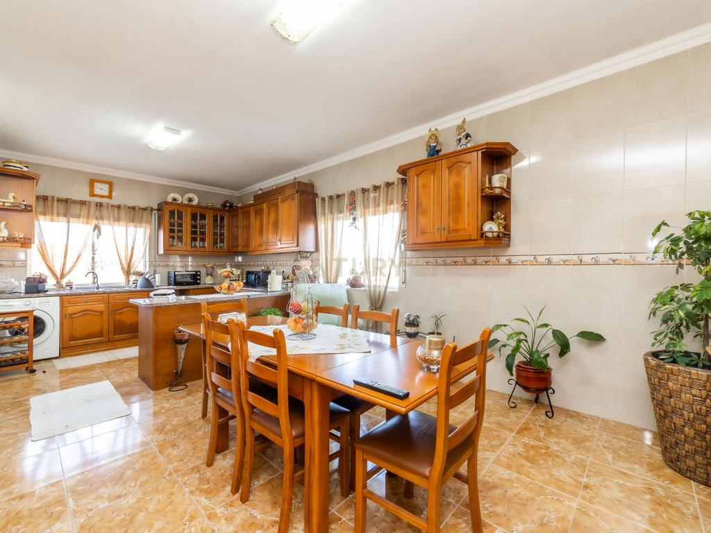 Prédio em São Martinho do Bispo - Image 11