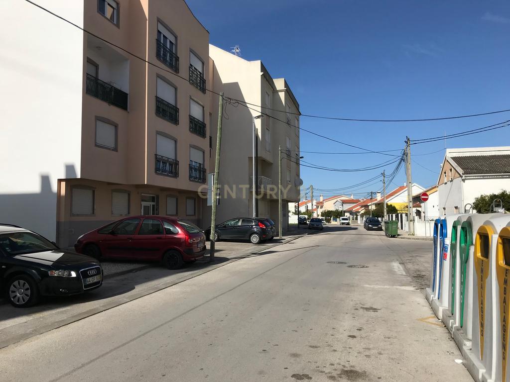 Terreno urbano na Quinta do Conde para construção de prédio - Image 3