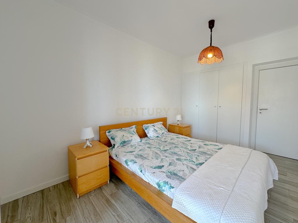 Apartamento T1, com Piscina, Parqueamento e Vista Mar - Image 12