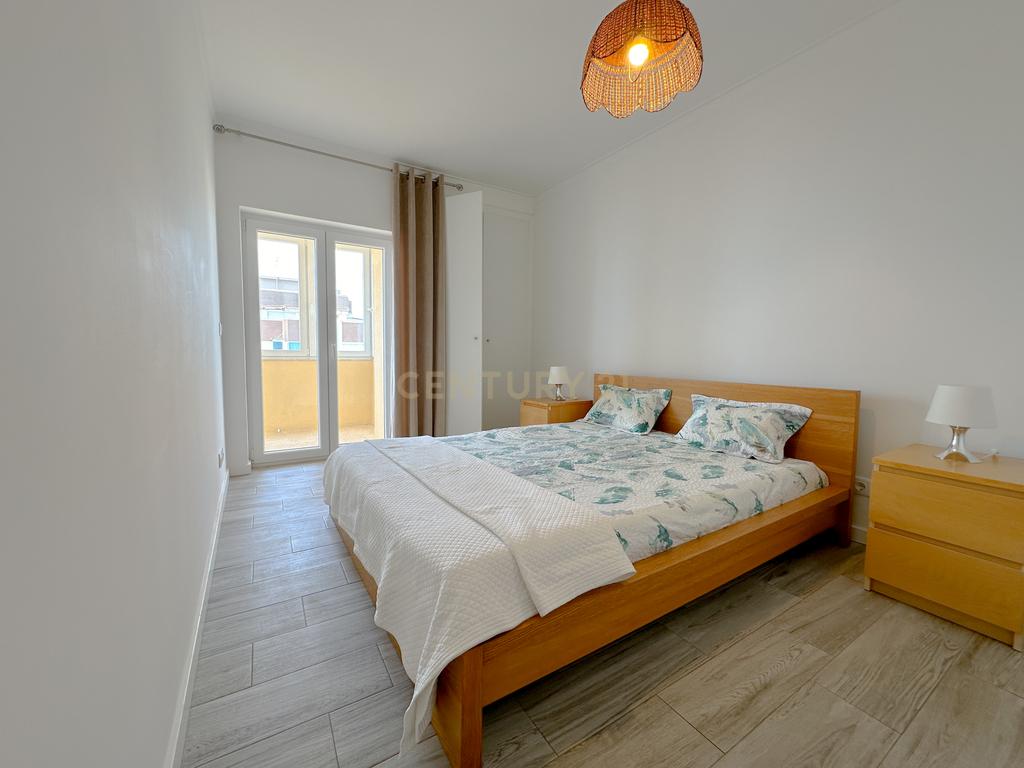 Apartamento T1, com Piscina, Parqueamento e Vista Mar - Image 3