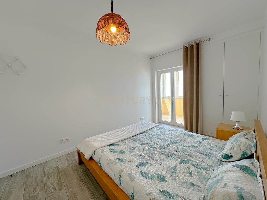 Apartamento T1, com Piscina, Parqueamento e Vista Mar - Image 10