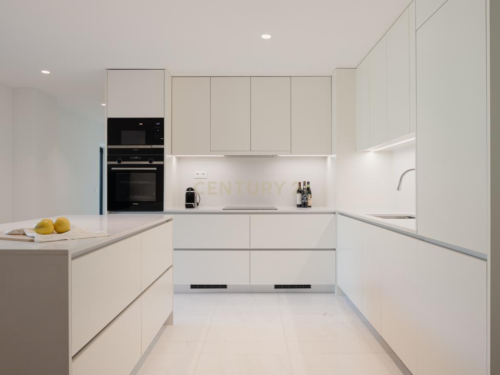 Apartamento de luxo; três suites e três varandas, com uma sala de 40 m2 em plano aberto e uma garagem no coração de Lisboa. - Image 27