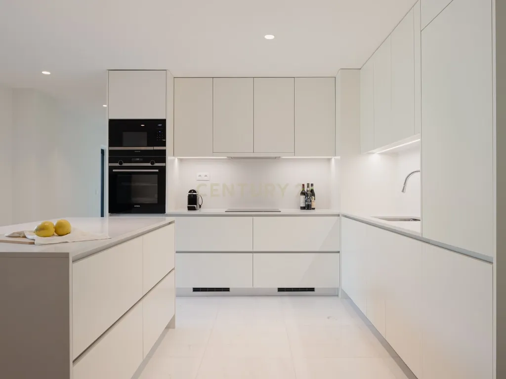 Apartamento de luxo; três suites e três varandas, com uma sala de 40 m2 em plano aberto e uma garagem no coração de Lisboa. - Image 27