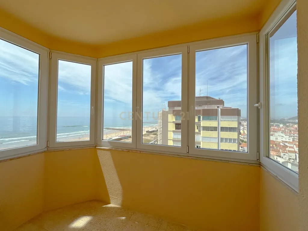 Apartamento T1, com Piscina, Parqueamento e Vista Mar - Image 11