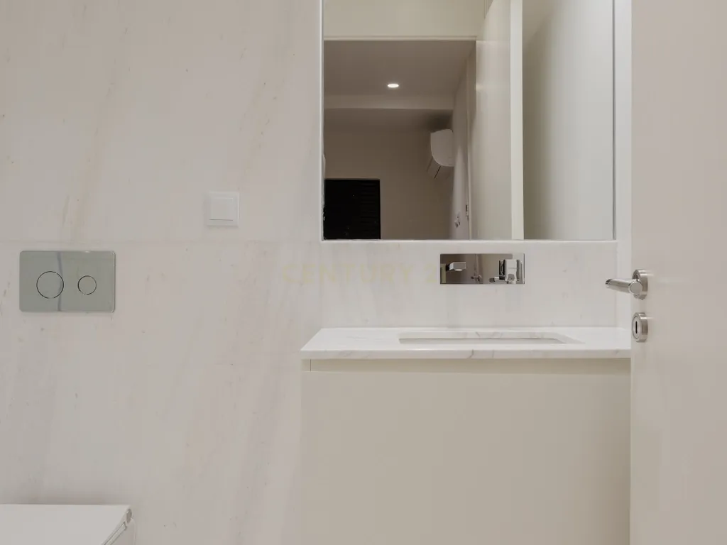 Apartamento de luxo; três suites e três varandas, com uma sala de 40 m2 em plano aberto e uma garagem no coração de Lisboa. - Image 19