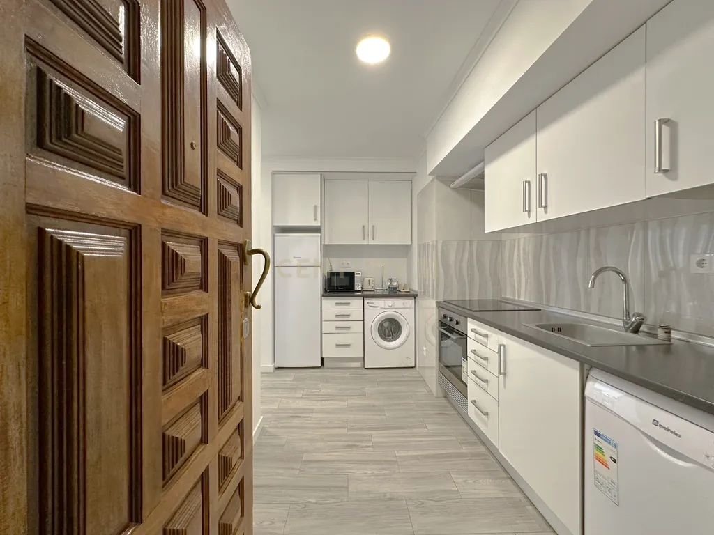 Apartamento T1, com Piscina, Parqueamento e Vista Mar - Image 4