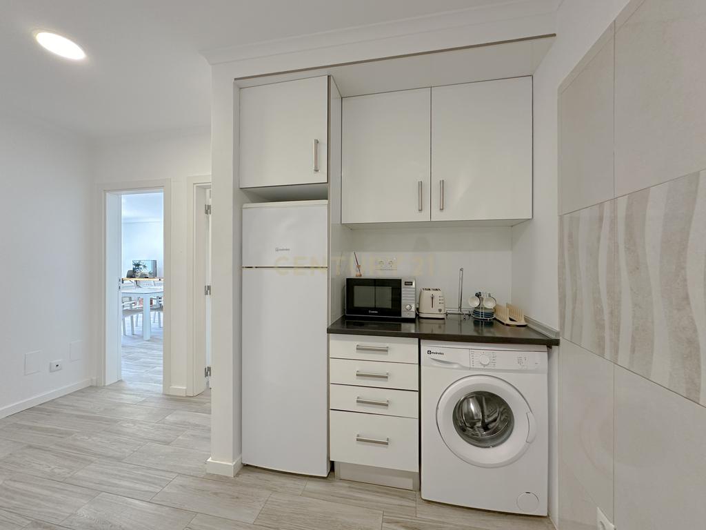 Apartamento T1, com Piscina, Parqueamento e Vista Mar - Image 6