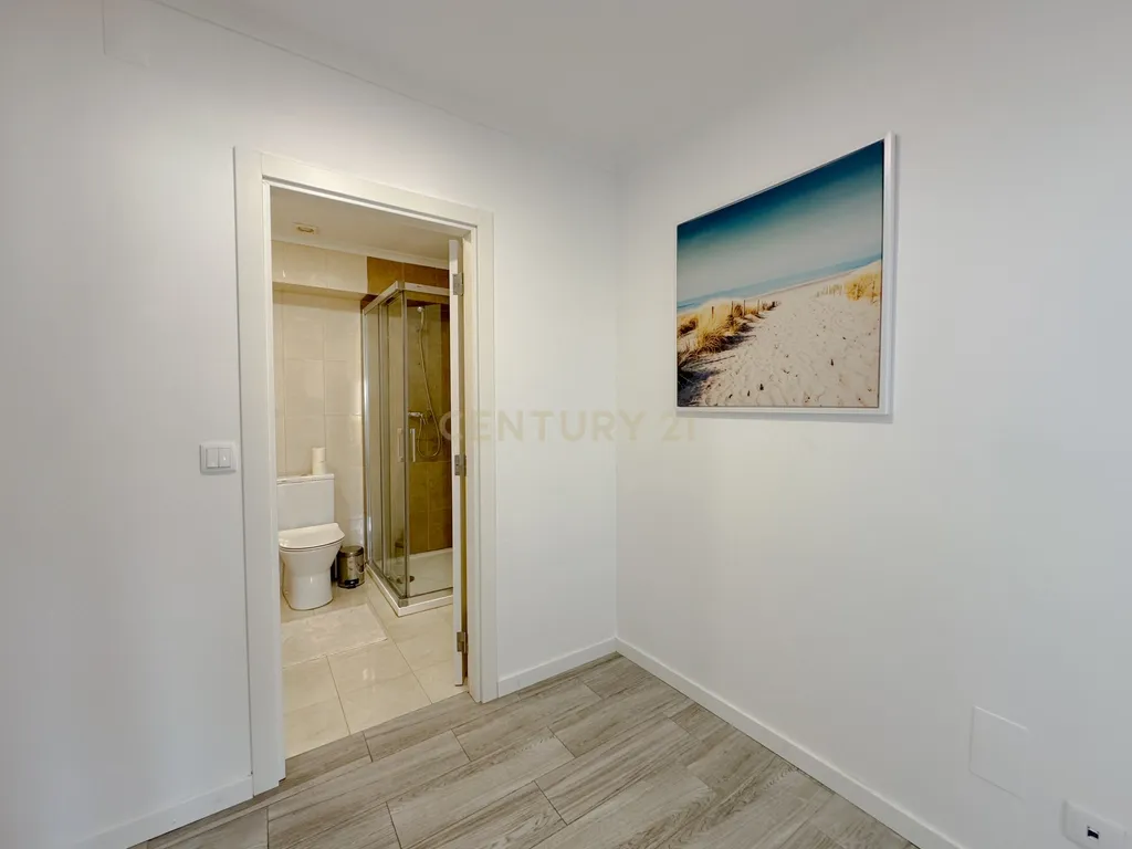 Apartamento T1, com Piscina, Parqueamento e Vista Mar - Image 9
