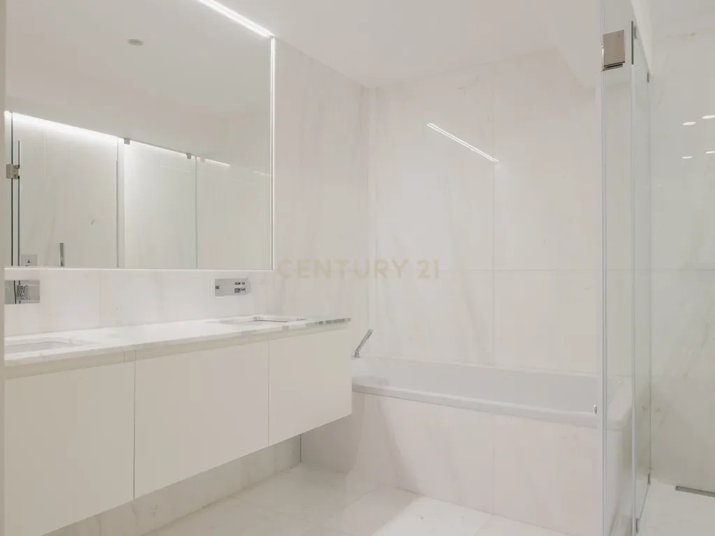 Apartamento de luxo; três suites e três varandas, com uma sala de 40 m2 em plano aberto e uma garagem no coração de Lisboa. - Image 26