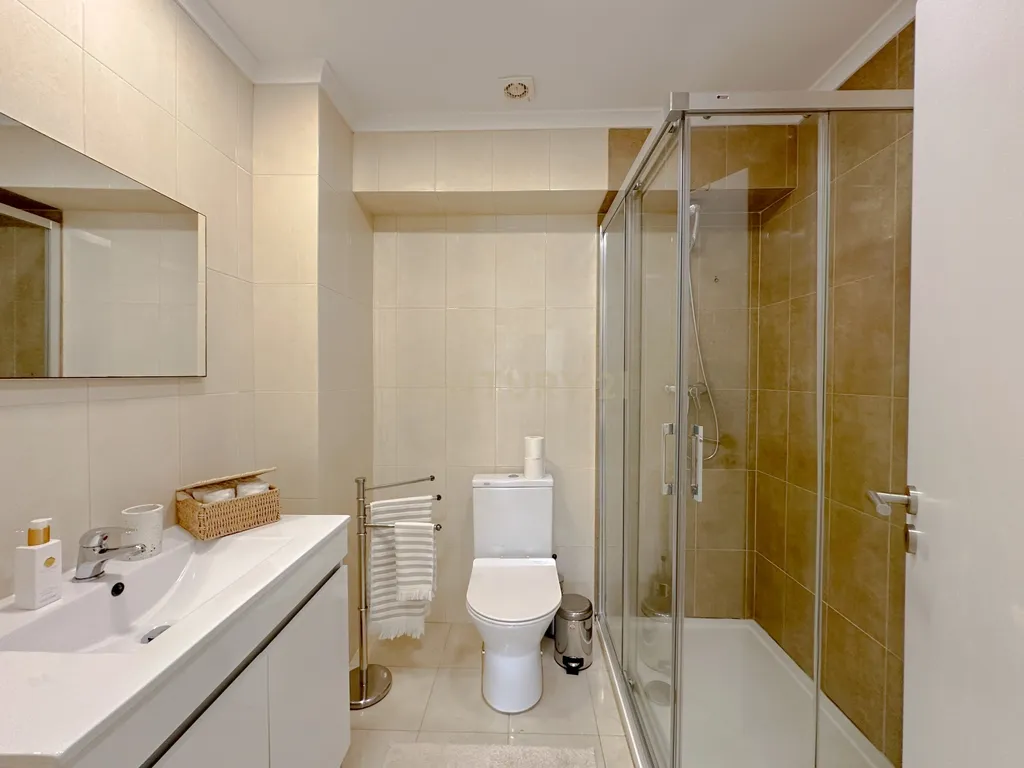 Apartamento T1, com Piscina, Parqueamento e Vista Mar - Image 8