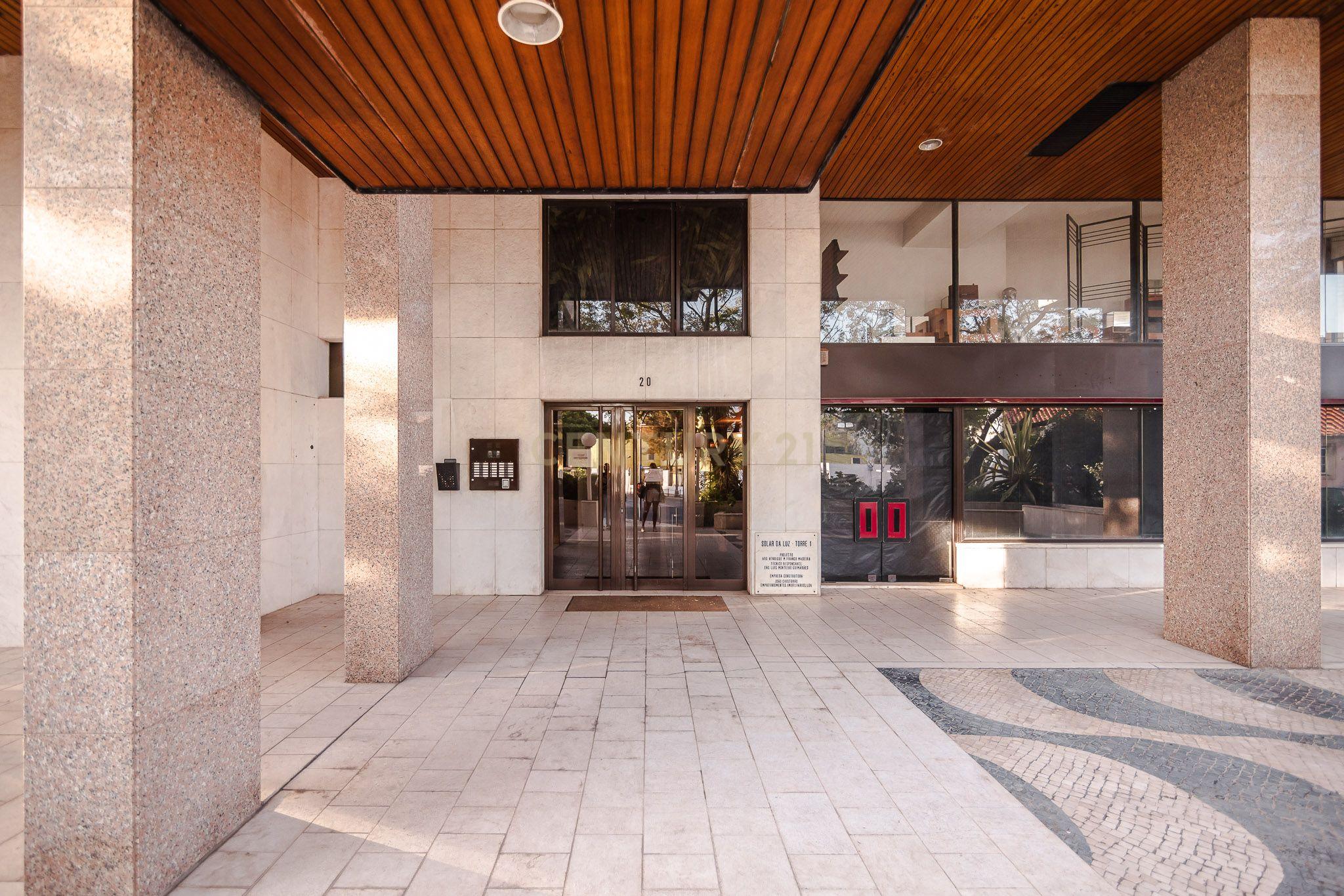 Apartamento T3 Carnide com 2 lugares de garagem - Image 5