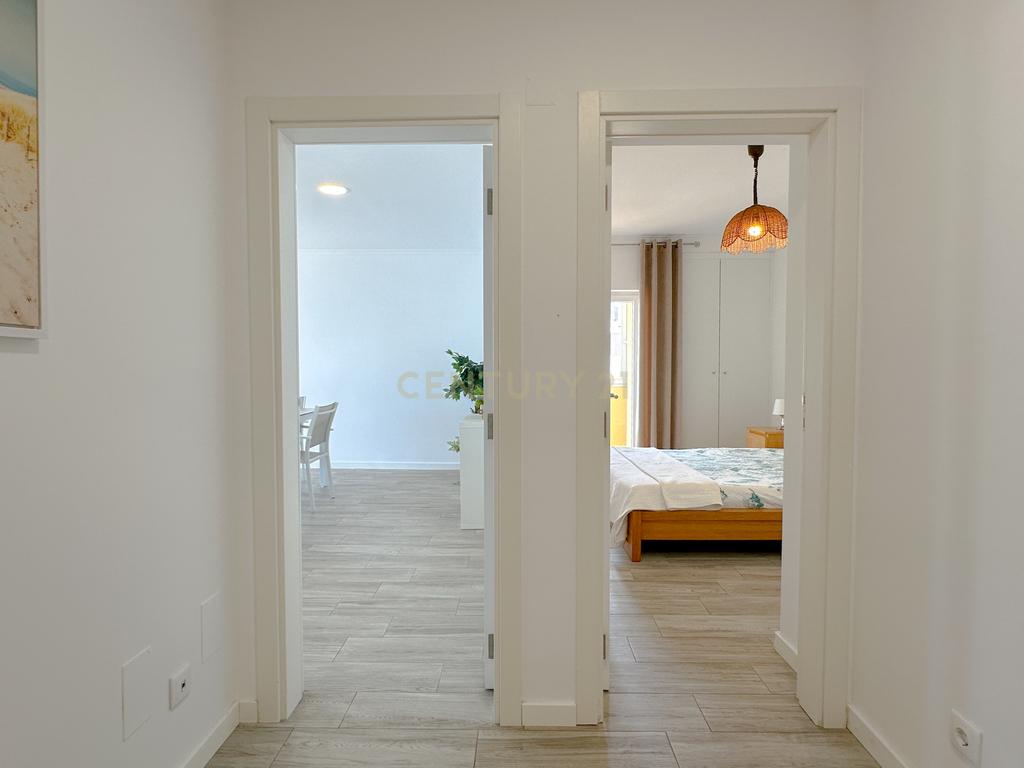 Apartamento T1, com Piscina, Parqueamento e Vista Mar - Image 13