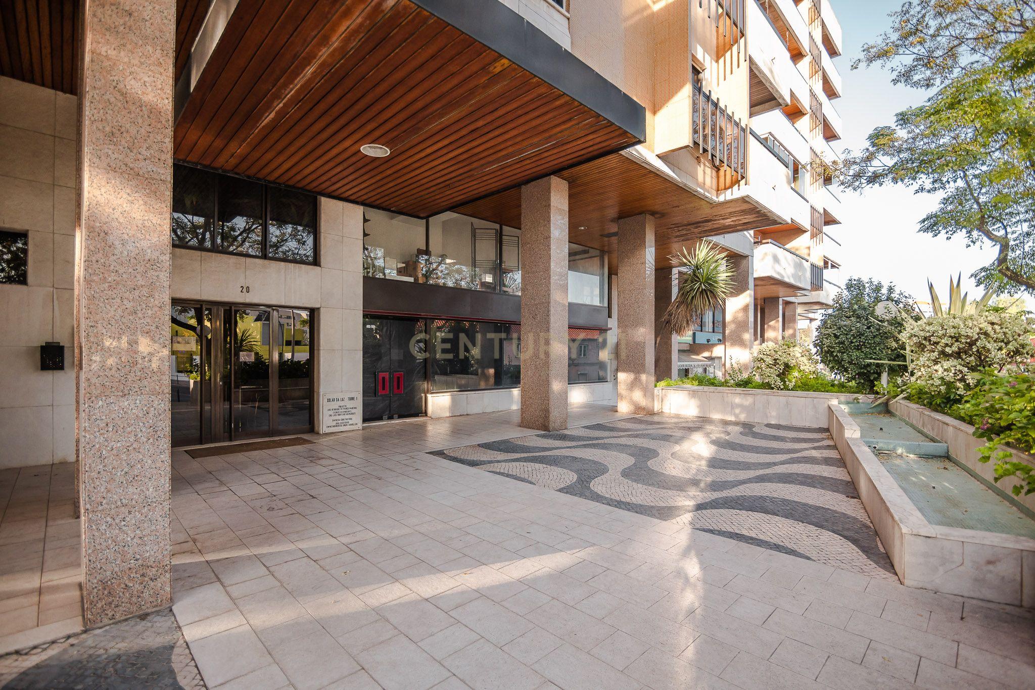 Apartamento T3 Carnide com 2 lugares de garagem - Image 7