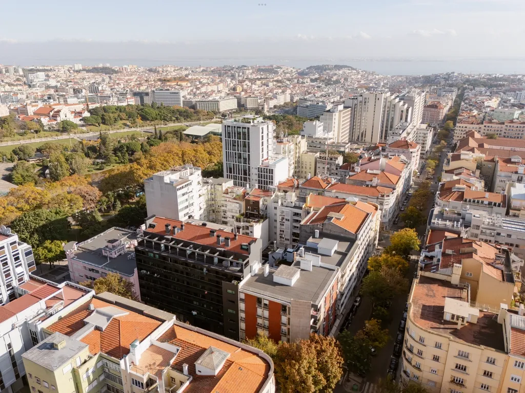 Apartamento de luxo; três suites e três varandas, com uma sala de 40 m2 em plano aberto e uma garagem no coração de Lisboa. - Image 1