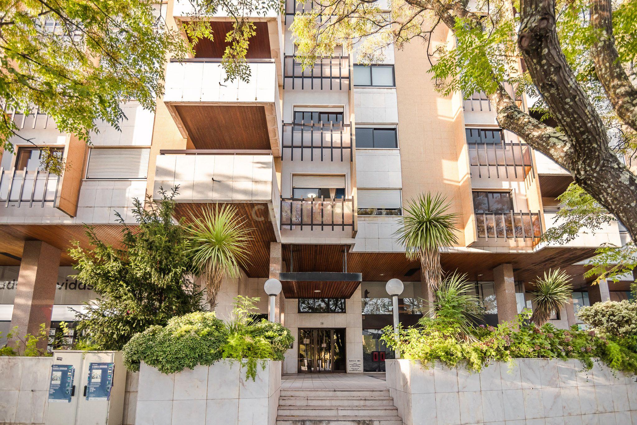 Apartamento T3 Carnide com 2 lugares de garagem - Image 4
