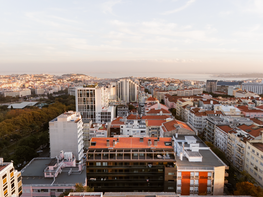 Apartamento de luxo; três suites e três varandas, com uma sala de 40 m2 em plano aberto e uma garagem no coração de Lisboa. - Image 33