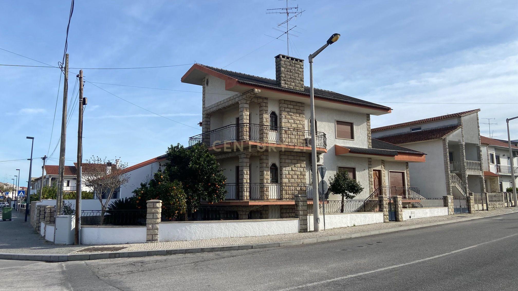 Moradia localizada em zona central da vila de Alcains - Castelo Branco - Image 4