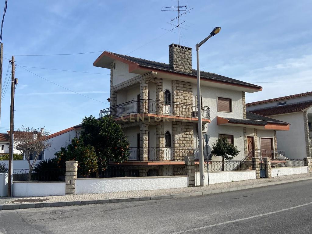 Moradia localizada em zona central da vila de Alcains - Castelo Branco - Image 4