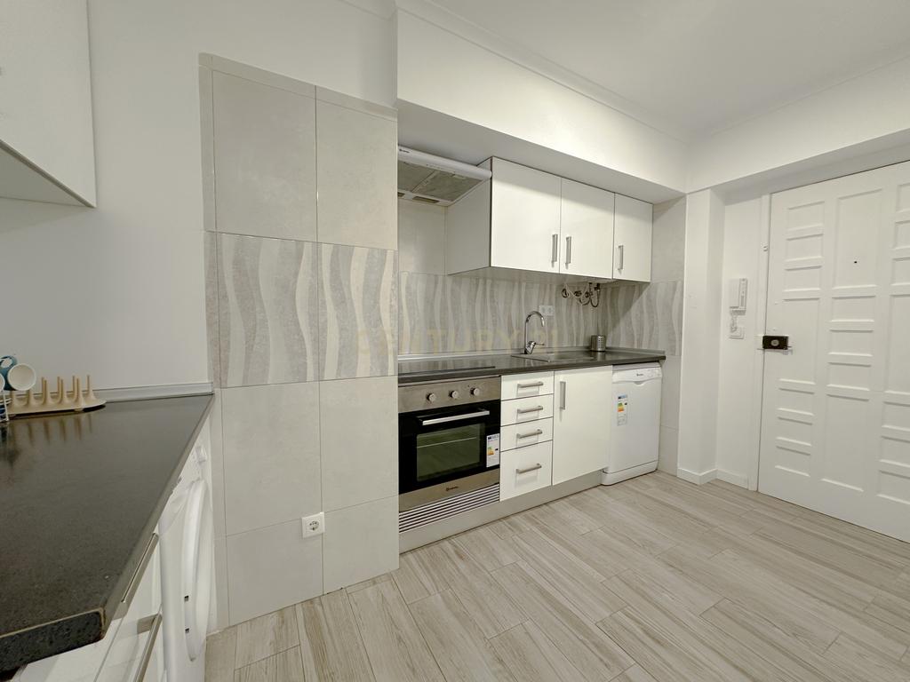 Apartamento T1, com Piscina, Parqueamento e Vista Mar - Image 5