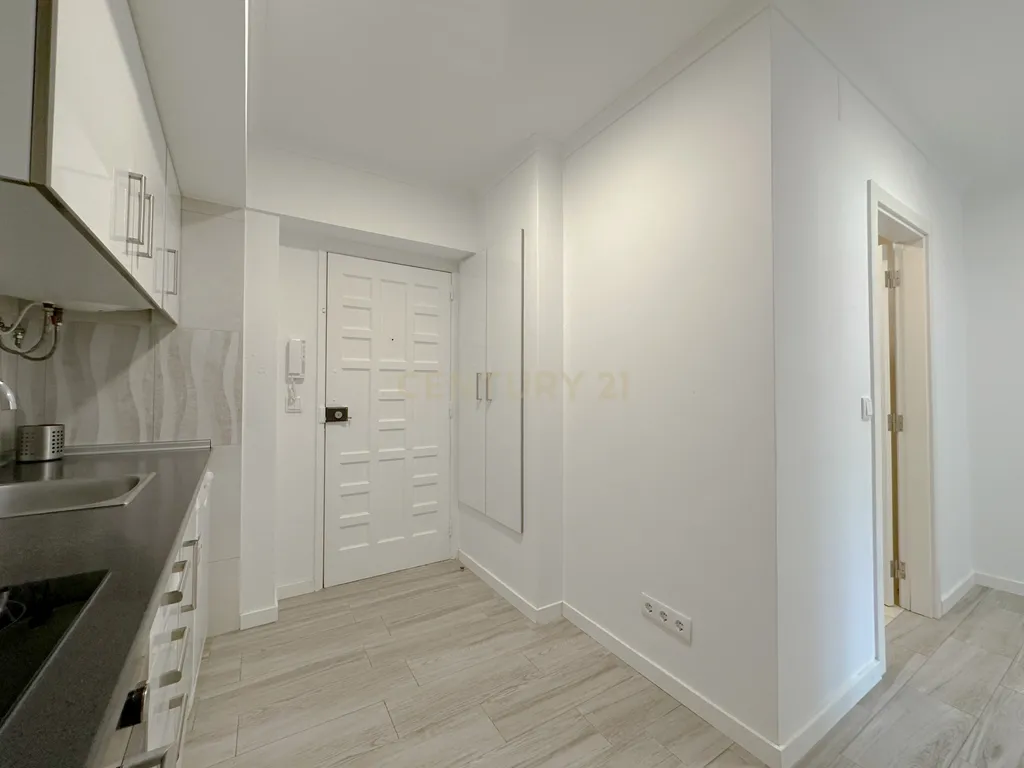 Apartamento T1, com Piscina, Parqueamento e Vista Mar - Image 7